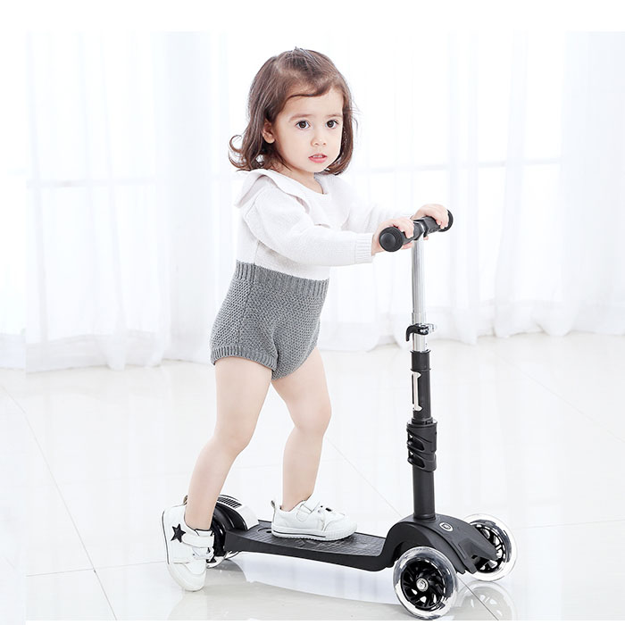 5Cgo 560130426360 寶寶滑板車滑滑車扭扭車兒童初學者平衡車嬰幼兒可坐小孩多功能1-6歲自行車三輪閃光 HJT88100
